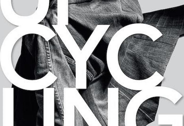 Kuvassa on osa kirjan kannesta.  Kuva on musta-valkoinen ja isoilla kirjaimilla on tekstiä cycling osittain. Taustalla on osa vaatteesta.