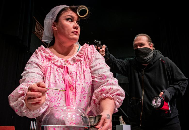 Kuvassa on Minna Sipinen vaaleanpunaisessa röyhelöasussa ja Pirkka Mäkelä taaempana.