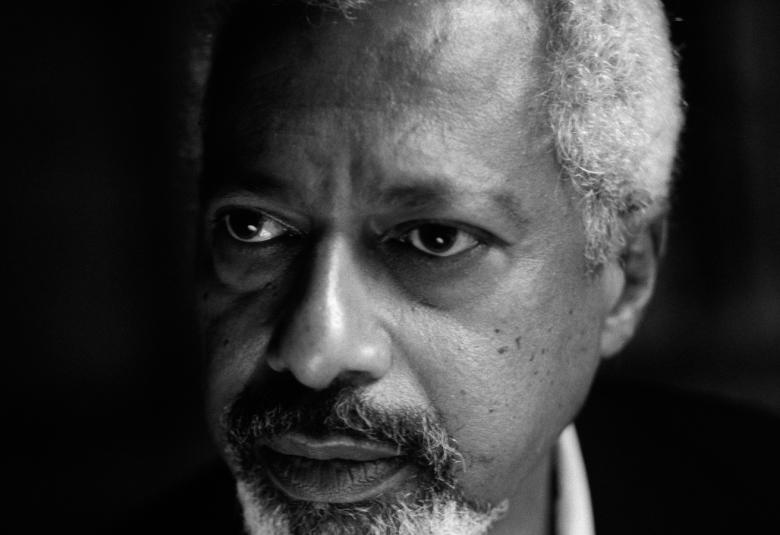 Kuvassa on Abdulrazak Gurnahin kasvokuva mustavalkoisena.