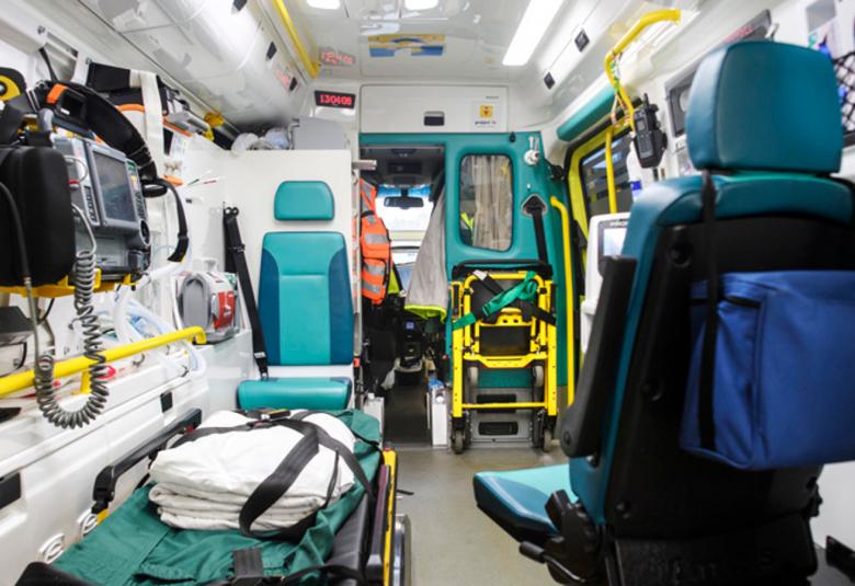 Kuvassa on ambulanssin sisäosa varustuksineen.