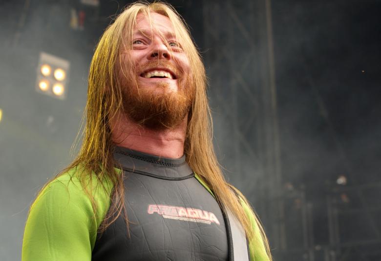 Kuvassa on Antti Hyyrynen kuvattuna alhaalta päin soittamassa kitaraa.