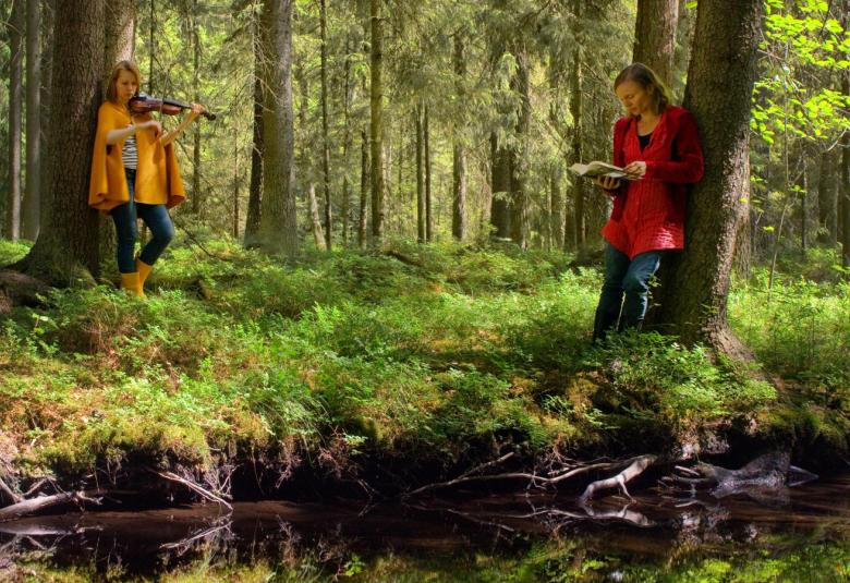 Kuvassa ovat metsässä seisomassa Anni Kytömäki ja Viola Räisänen ja edessä on lampi.
