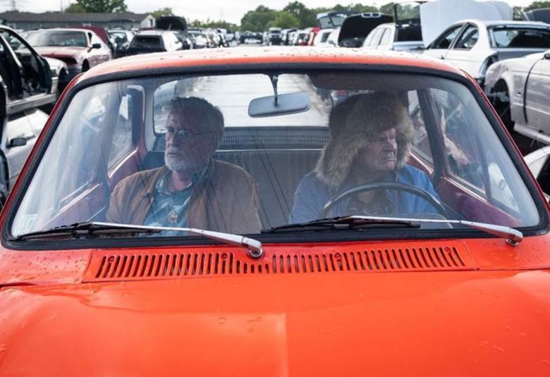 Kuvassa ovat Heikki Kinnunen ja Kari Väänänen punaisessa Eskortissa mököttämässä.