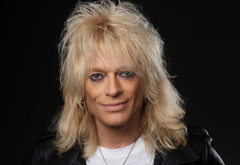 Kuvassa on Michael Monroe vaaleissa pitkissä hiuksissa.