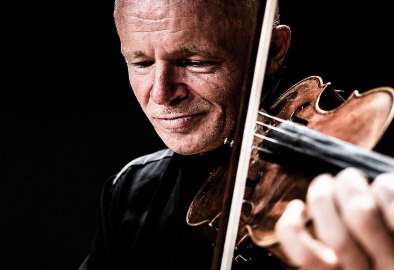 Kuvassa on Thomas Zehetmair soittamassa viulua lähikuvassa, jossa näkyy kasvot ja käsiviululla.