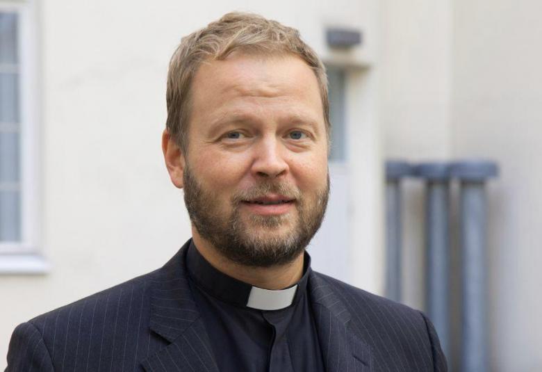 Kuvassa on Teemu Laajasalon puolivartalo kuva ja taustalla näkyy himmeästi ikkunaa vasemmalla.