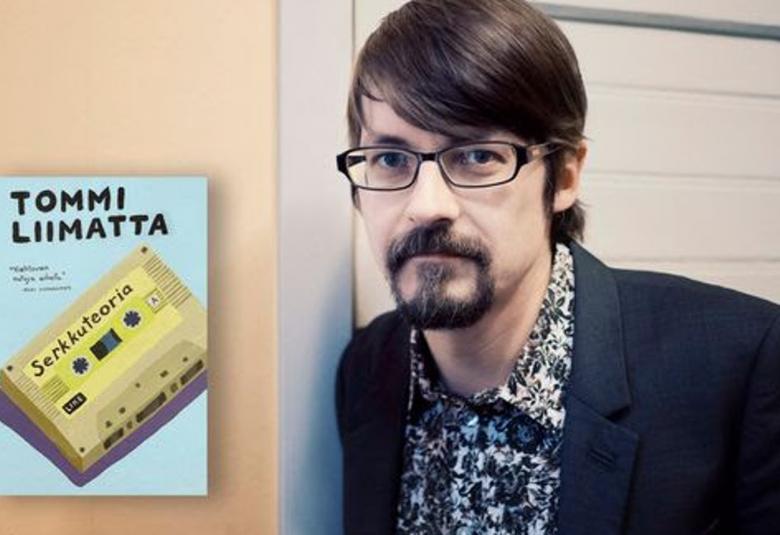 Kuvassa on oikealla Tommi Liimatta tumma reunaisissa silmälaseissa ja hänen taustanaan on valkoista tiiliseinää. Vasemmalla on kirjan kansi, jonka kannessa on keltainen kasetti ja siinä on kirjan nimi. 