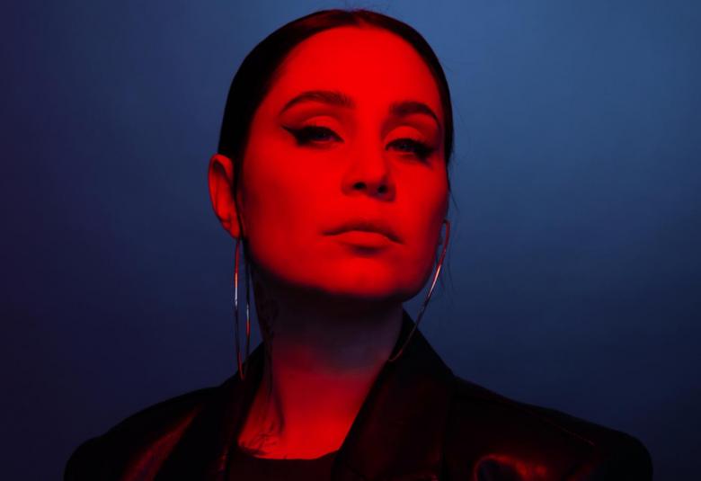 Kuvassa on Abreun kasvot ja ne ovat punaiset ja tausta on vahvan sininen.