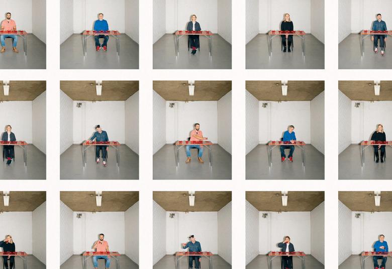 Kuvassa on kymmenen henkilöä, jotka ovat erillisissä kopeissa ja erillisissä kuvissa kaikki istumassa pöydän ääressä.