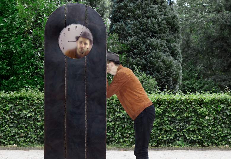 Kuvassa on mies, joka kurkistaa  tumman kaappikellon sisään ja hänen kasvonsa näkyvät kellotaulusta.