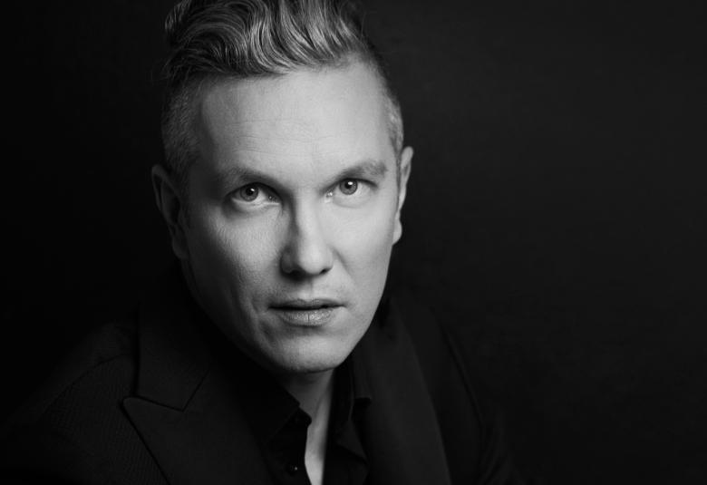 Kuvassa on Juha Viitala, josta on kasvokuva tummassa taustassa.