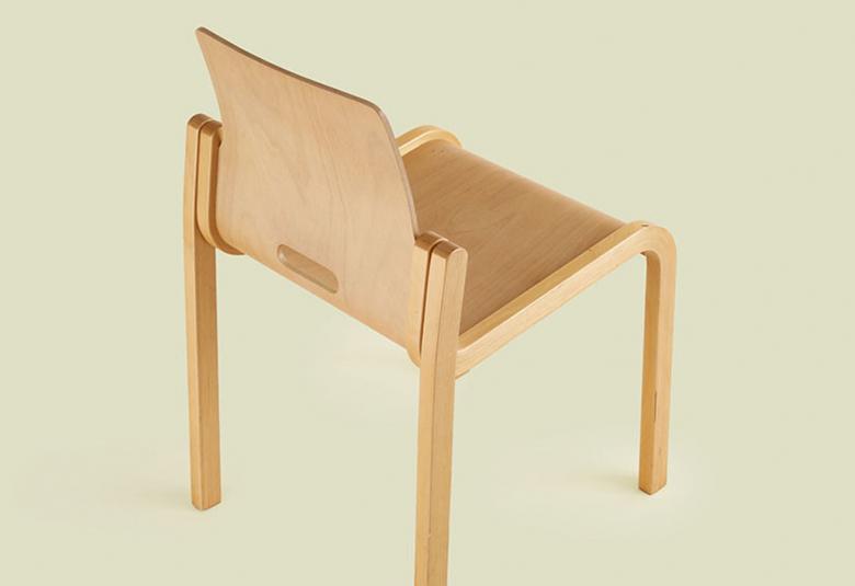 Kuvassa on vaalea koivun värinen puutuoli.  Tausta on vaalean vihreä.