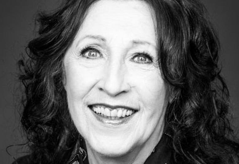 Kuvassa on Muska kasvokuvassa. Hänellä on tummat pitkät hiukset.