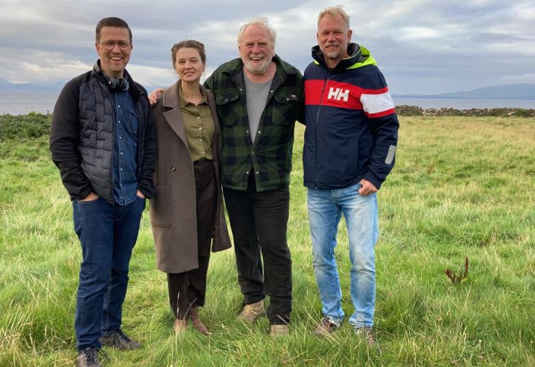 Kuvassa ovat Klaus Härö ja näyttelijät Catherine Walker ja James Cosmo sekä tuottaja Kai Norberg irlantilaisessa maalaismaisemassa.