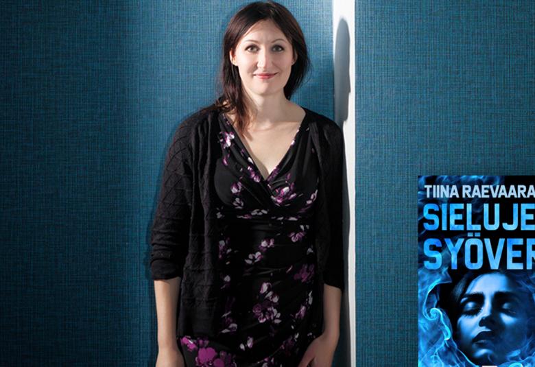 Kuvassa on vasemmalla on Tiina Raevaara seisomassa tummassa mekossa villatakissa.  Oikealla alhaalla pienenä on kirjan kansi, jossa on Sielujen syöverit isolla.