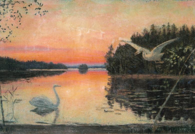 Kuvassa on iltaruskon maisema oranssisena järvimaisemassa, jossa kuvan molemmin puolin saaret. Vedessä etualalla ui joutsen.