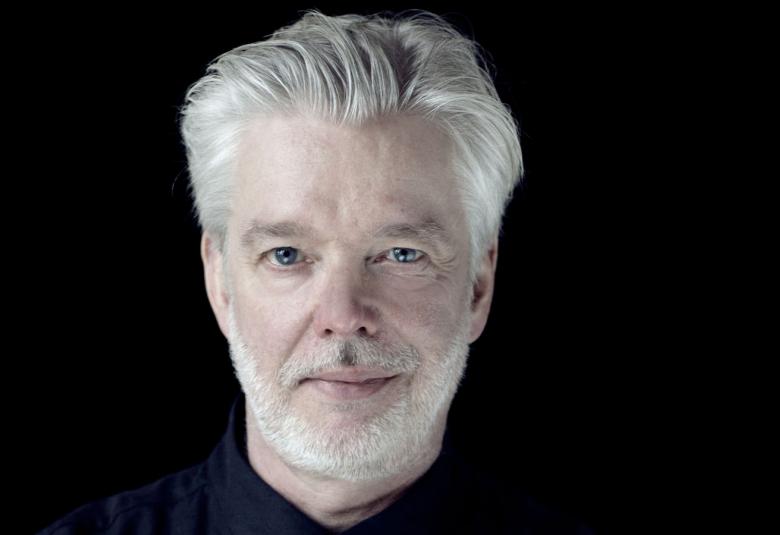 Kuvassa on Jukka-Pekka Saraste kasvokuvassa. Oikeassa reunassa on osa tahtipuikosta.