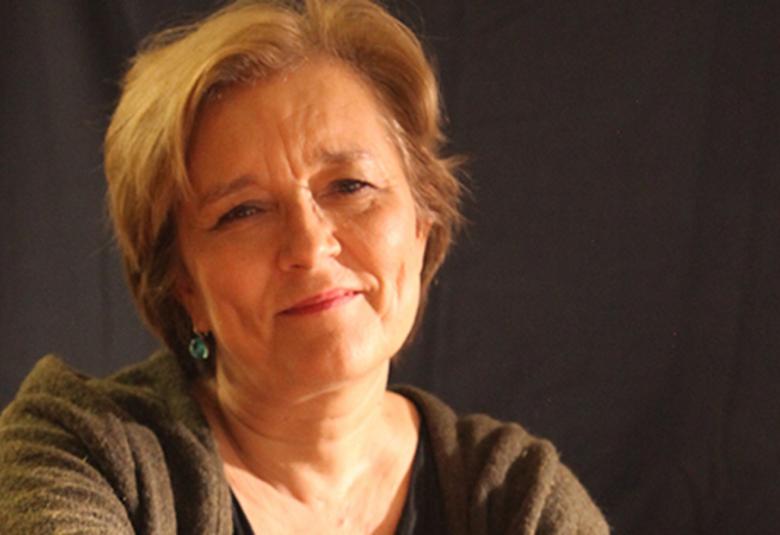 Kuvassa on Tuija Hakkila kasvokuvassa.  Hänellä on vaaleat hiukset.