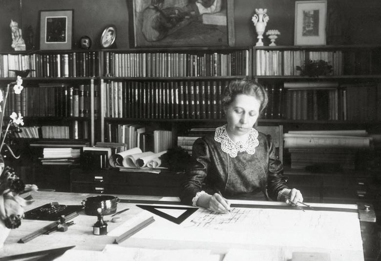 Kuvassa on Viwi Lönn työskentelemässä pöytänsä ääressä toimistossaan.