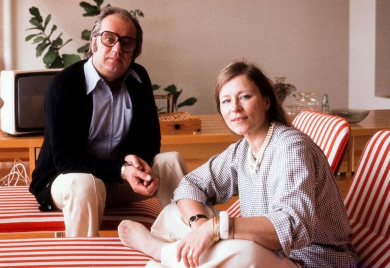 Kuvassa ovat Antti ja Vuokko Nurmesniemi Nurmesniemi olohuoneessaan noin 1970-luvulla. Antti istuu ylempänä ja Vuokko toisella lepotuolilla.  Molemmat lepotuolit ovat puna-valkoraitaisia.  