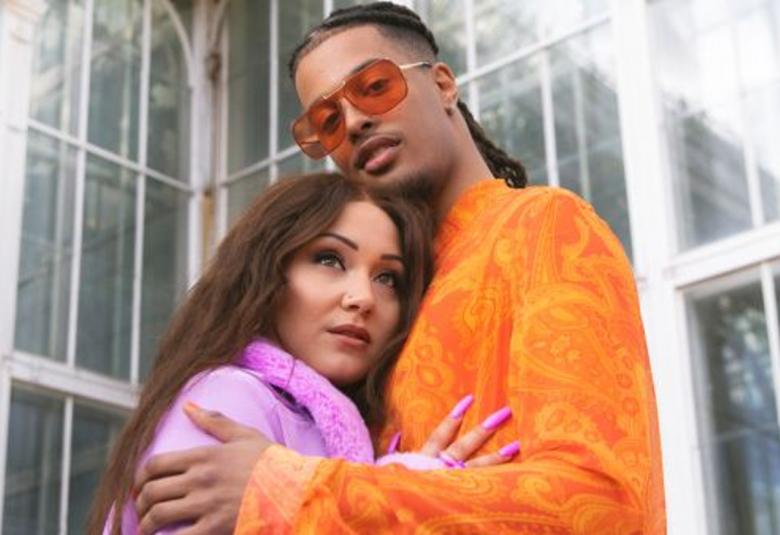 Kuvassa ovat Etta ja Isaac Scene, jossa Etta ja Isaac ovat pitävät toisiaan kiinni ja Etta nojaa Isaac Seneen.  Taustalla on ruutuikkunoita ja ne yekevät kulman.