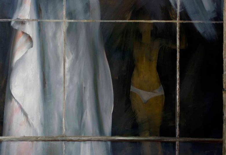 Kuvassa on ruudukko, jonka takana on mustaa ja tumman sinistä sekä vaaleaa verhoa.  Oikealla näkyy himmeästi alastoman naisen vartaloa.