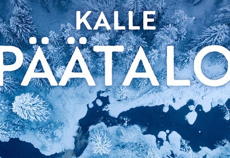  Kuvassa on sinisellä pohjalla ylhäältä päin valkoisia havupuita ja keskellä virtaa tumma joki.