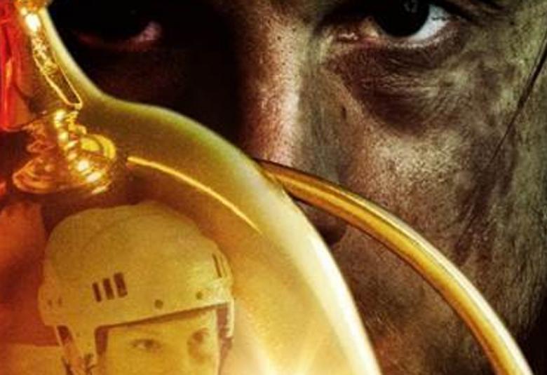 Kuvassa näkyy puolet kasvoista ja väärin päin käännetty kultainen pokaali, josta heijastuu kasvokuva jääkiekkokypärässä.