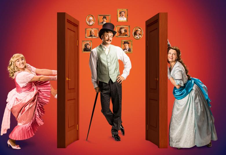 Kuvassa on keskellä Mikael Saari seisomassa ja molemmin puolin ovet, joita työntävät naiset.  Vasemmalla olevalla on vaalean punaiset ja oikean puoleisella harmaan siniset pitkät mekot.