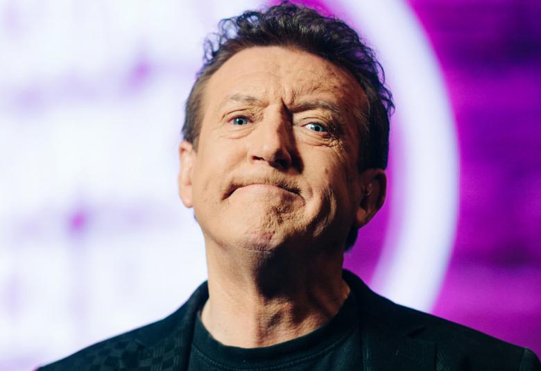 Kuvassa on puolivartalokuva Paul Westlakesta, jolla on musta t-paita päällään ja leuka hiukan ylöspäin.