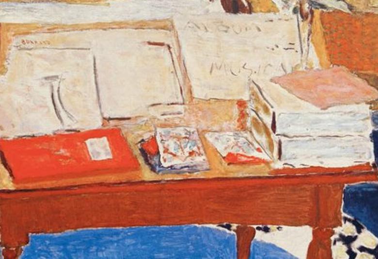 Kuvassa on piirretty ruskea kirjoituspöytä, jonka päällä on valkoisia paperipinoja.