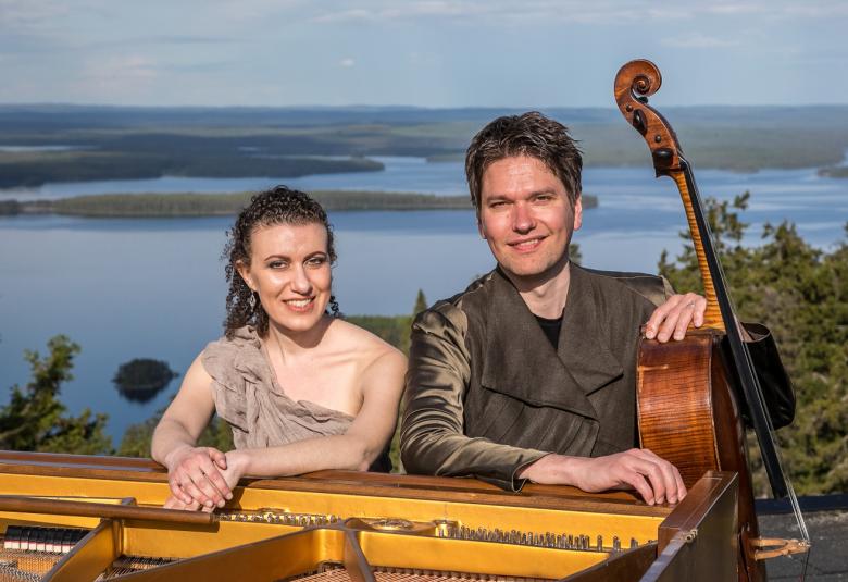 Kuvassa ovat Nazig Azezian ja Jussi Makkonen nojaamassa flyygeliin ja Makkosella on sello vasemmassa kädessään.  Taustalla on järvimaisemaan Kolilta.