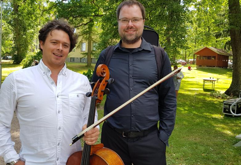 Kuvassa ovat Samuli Peltonen ja Petteri Iivonen konsertin jälkeen taustallaan Harjun Hovin puistoa.