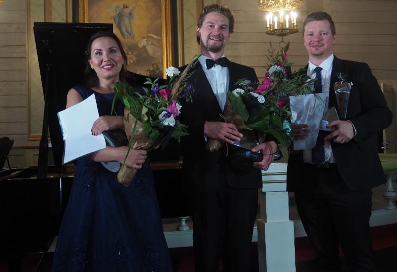 Kuvassa ovat Maria Turunen, Kristian Lindroos ja Toni Hintsala kilpailun jälkeen kukitettuina.