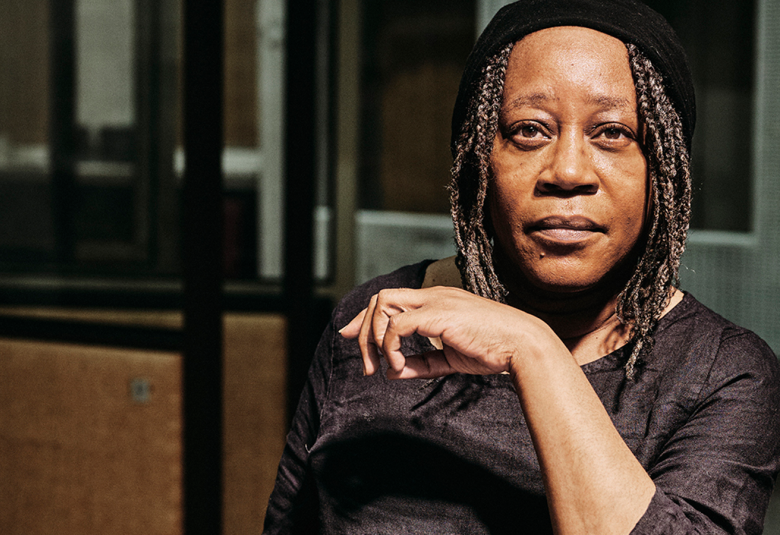 Kuvassa on Sonia Boyce puolivartalokuvassa ja hänellä on käsi vartalon edessä.