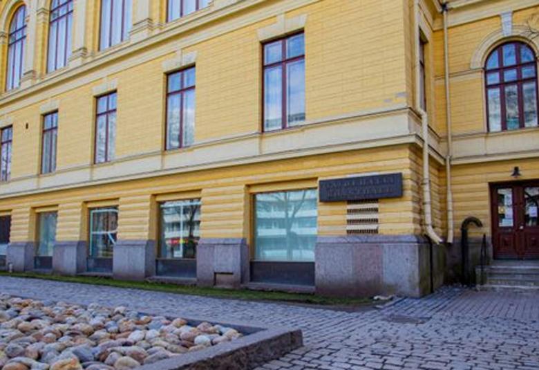 Kuvassa on Vaasan kaupungintalo, jonka alakerrassa on Taidehalli.  Talo on klassista tyyliä ja sen väri on keltainen.