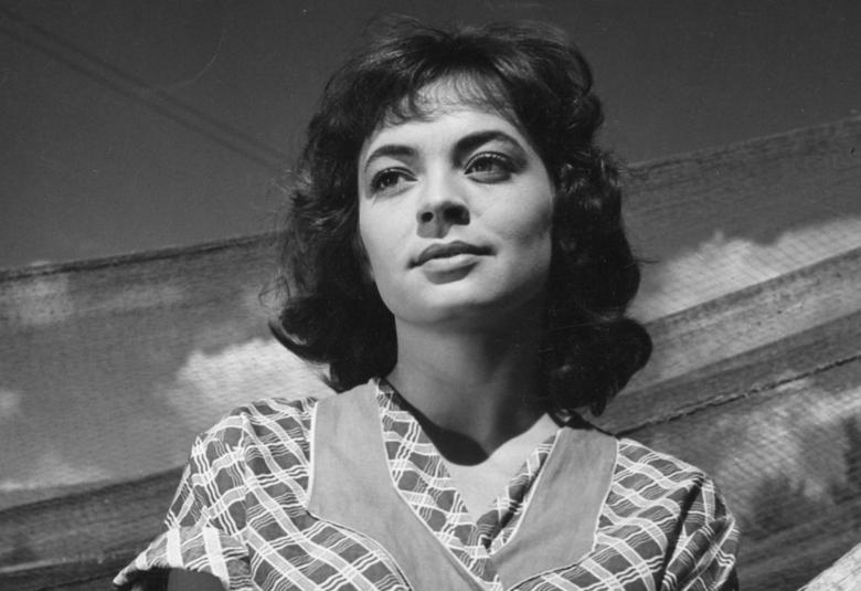 Kuvassa on Anneli Sauli elokuvassa Mirjam pääosassa.  Hänellä on ruudullinen avokaulainen mekko päällään ja kuva on musta-valkoinen.