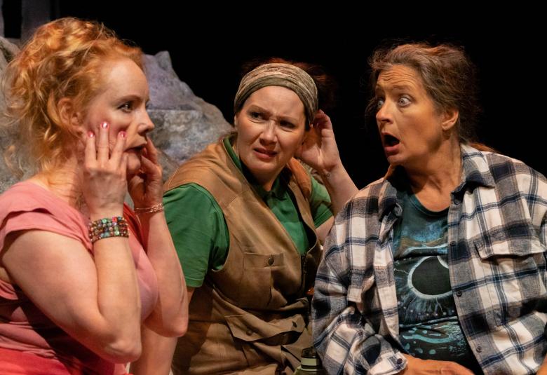 Kuvassa ovat näyttelijät Liisa Peltonen, Sinikka Salminen, Henna-Maija Alitalo puolivartalokuvassa ihmettelevin ilmein.