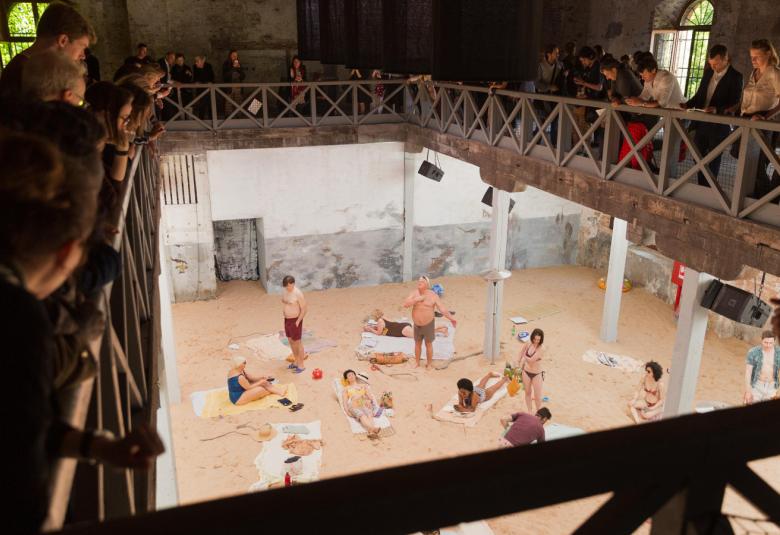 Kuvassa on metsää, jossa on keskellä kaatunut puu ja taaempana konkelossa oleva lahopuu. Vasemmalla on kuusenoksia.