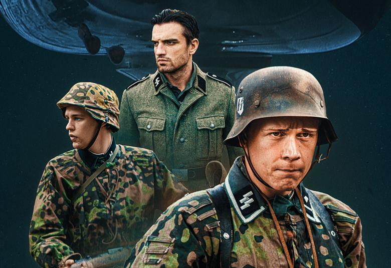 Kuvassa on osa julisteesta ja kolme sotilasta, jotka katsovat eri suuntiin puolivartalokuvassa kypärät päässään.