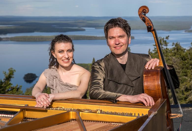 Kuvassa ovat Jussi Makkonen ja Nazig Azezian Kolin huipulla edessään kanneton flyygeli ja Makkosen vieressä sello ja taustalla on Pielisjärvi.