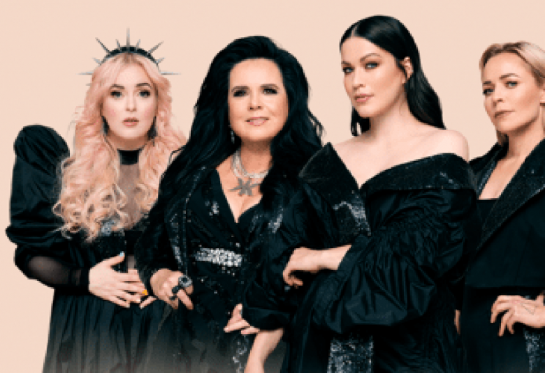 Kuvassa ovat vasemmalta Ellinoora, Kaija Koo, Jenni Vartiainen ja Paula Vesala mustissa esiintymisasuissaan.