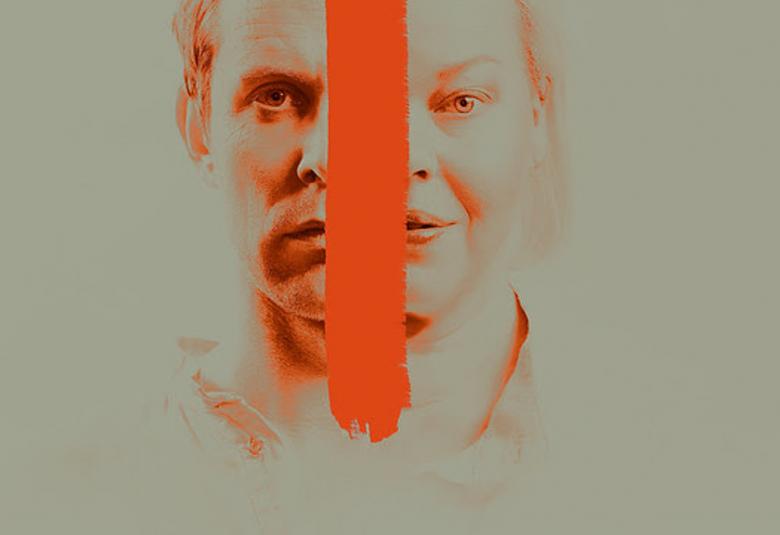 Kuvassa on punainen leveä viiva ylhäältä alas ja takana ovat Waltteri Torikan ja Johanna Rusanen-Kartanon kasvojen hahmot punaisilla viivoilla hahmotettuna. Tausta on harmaa.