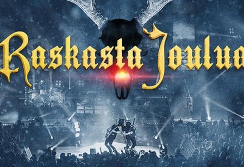 Kuvassa on ylhäällä peuran pää ja alla estradi, jolla soittaa  kaksi kitaristia.  Alempana ympärillä on yleisöä. Kuva on tumman siniharmaa.