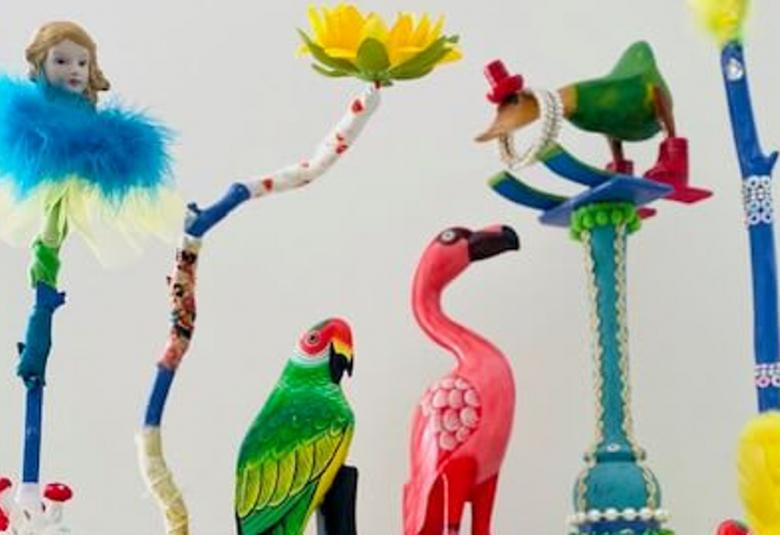 Kuvassa on Tuija Mäen tekemä fantasiametsä, jossa on kukkaruukusta tuleva sinivihreä varsi, jonka päässä on tylliä ja sinistä töyhtö' sekä nuken pää.  Lisäksi keltainen kukka, papukaija ja muita lintujä sekä varren päässä oleva kukka.