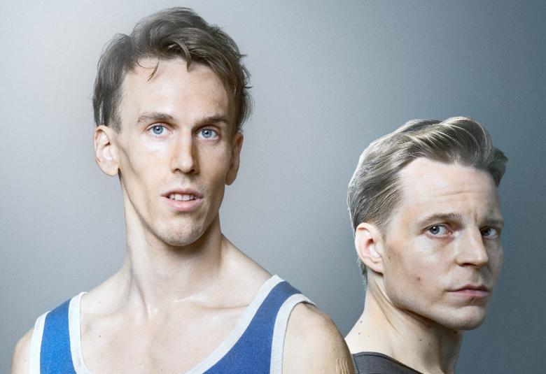 Kuvassa ovat Olli Riipinen ja Miro Lopperi puolivartalokuvassa hihattomissa sinivalkoisissa urheilupaidoissa.