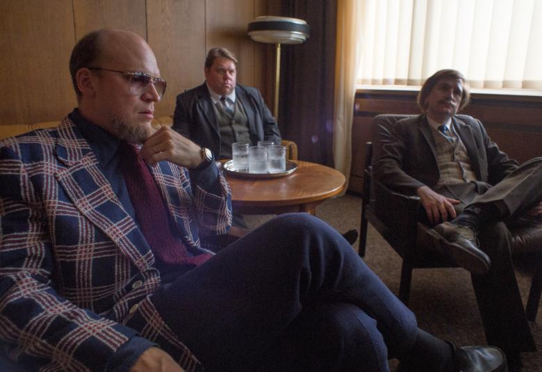 Kuvassa ovat Riku Nieminen istumassa etualalla ruututakissa, oikealla istumassa taaempana oikealla Aku Sipola ja Mikko Töyssy takana.