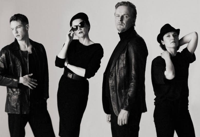 Kuvassa ovat Olavi Uusivirta, Anna-Maija Tuokko, Eero Aho ja Elena Leeve seisomassa mustissa vaatteissa. Kuva on musta-valkoinen.