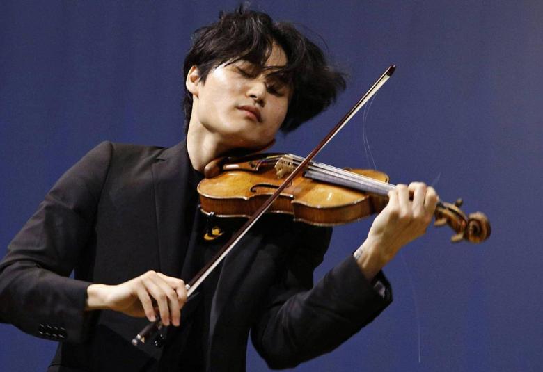 Kuvassa on Inmo Yang soittamassa viulua ja kuva on puolivartalokuva alaviistosta.