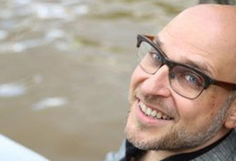 Kuvassa on Juha Nummelinin kasvot ylävistosta kuvattuna.  Hänellä on silmälasit.